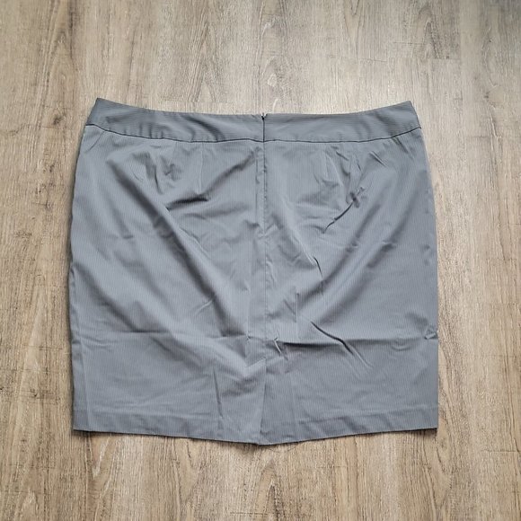 Lane Bryant Classy Skirt ~ Sz 28 ~ Gray ~ Pinstripes ~ Lined ~ Knee Length - Picture 4 of 4